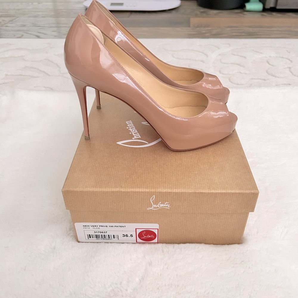 Worn only Twice Beige Pep toe Christian Louboutins